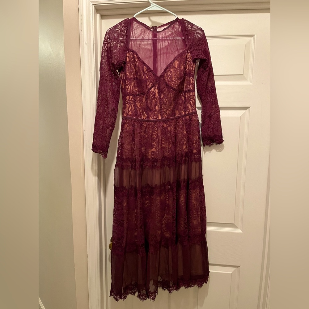 Tadashi Shoji Midi dress. Chiffon & Lace